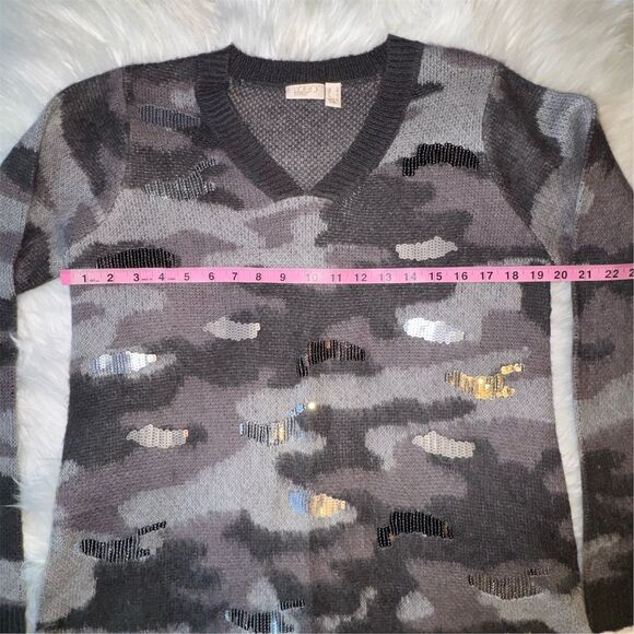 LOGO Lavish Lori Goldstein Womens Gray Camo V-Neck Sweater Sequin Accents Size S - Picture 11 of 13